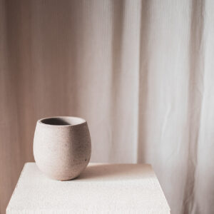 Beige stenen pot